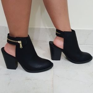 SODA Black Cut Out Gold Accent Zip Bootie 7.5